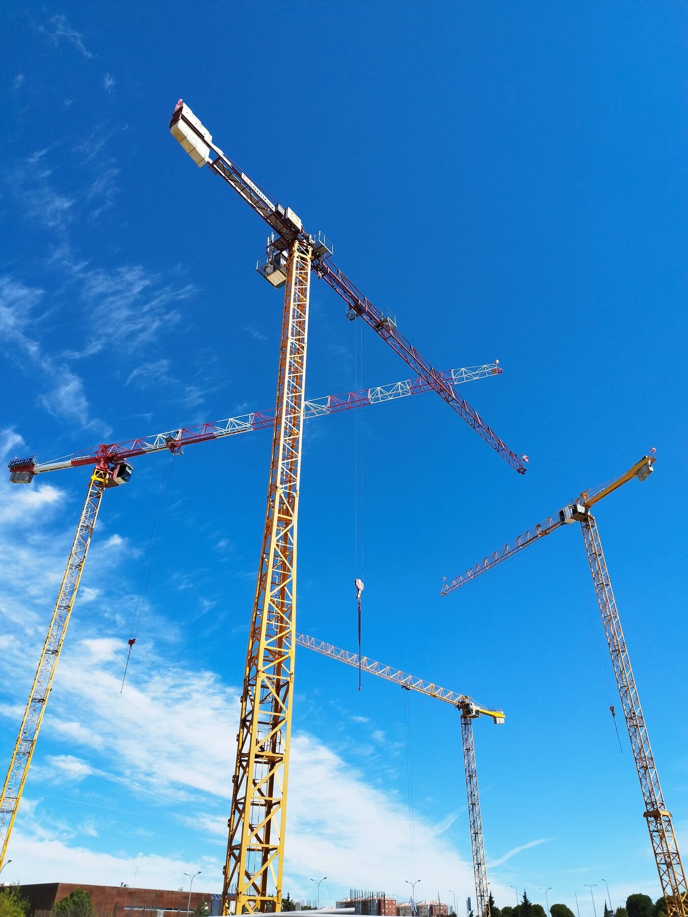 Gruas em obra